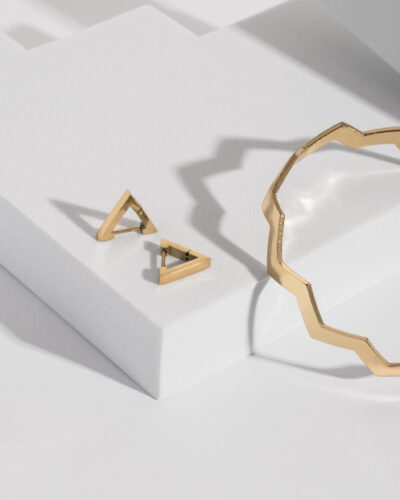 zigzag-shape-golden-bracelet-modern-earrings-ring-geometric-white-background